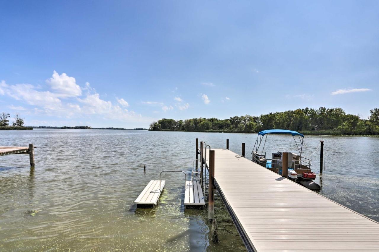 Lake Erie Waterfront Home With Sunroom And Yard! Bagian luar foto